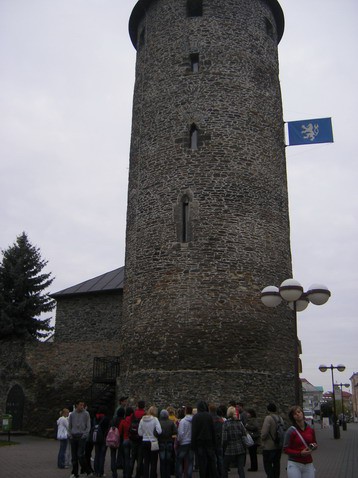 Pred ostanki obrambnega zidu in edini ohranjeni obrambni stolp.