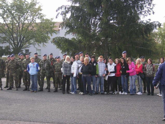 Slikali smo se z vojaki, ki so bili zbrani na dvorušču pred upbavno stavbo baze.