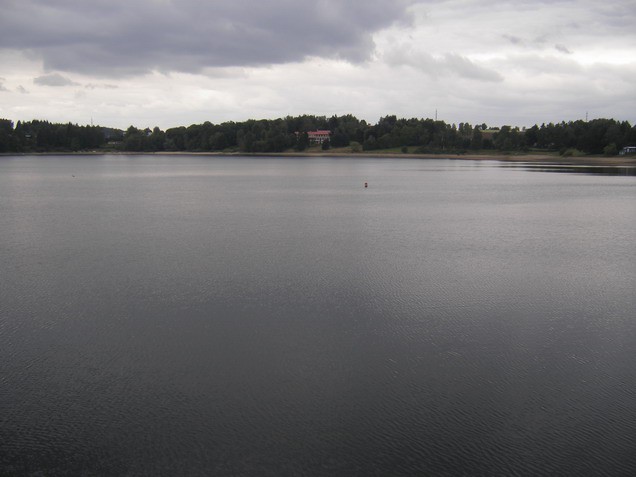 Umetno jezero s katerim so potopili celo vas. Kadar je gladina vode dovolj nizka iz vode g