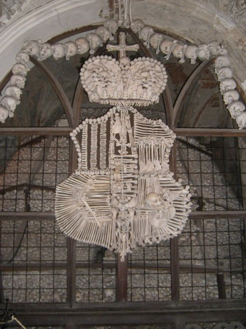 Grb družine izdelan it kosti, katere last je bilo posestvo na kateri dandanes stoji cerkev