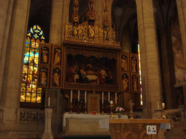 Glavni baročni oltar v katedrali Sv. Barbore.