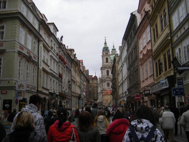 Stara praška ulica, obdana z najrazličnejšimi trgovinicami, na kateri se kar tere ljudi.