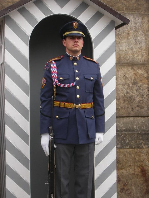 Stražar pred vhodom na dvorišče praškega dvorca.