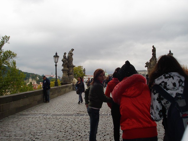 Sprehodili smo se čez Karlov most, si ogledali kipe in različne umetnike pri svojem delu.