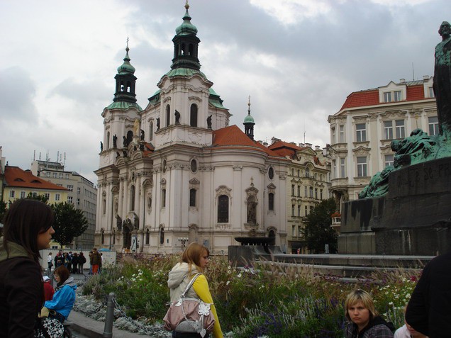 Pogled s praškega glavnega trga na eno izmed treh cerkva, ki ga obdajajo.