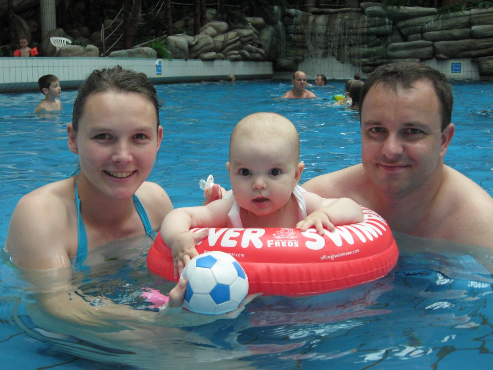 družinska fotka v bazenu