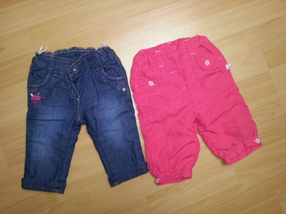 Podložene hlače, leve C&A, desne Kik 68, po 3 €