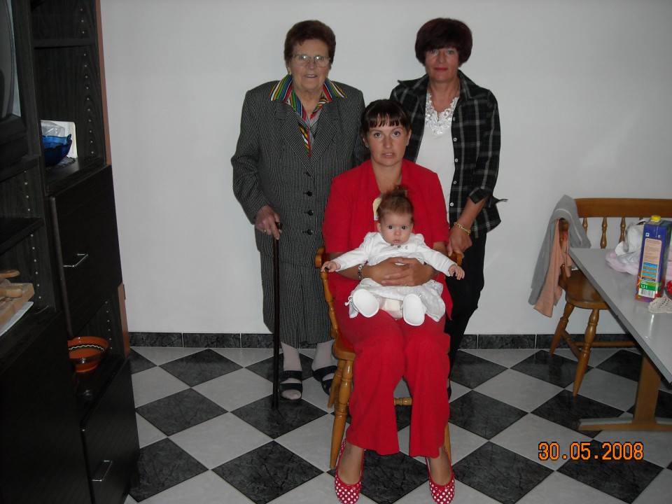 4 generacije hčera-prababica, babica, mamica in Maša