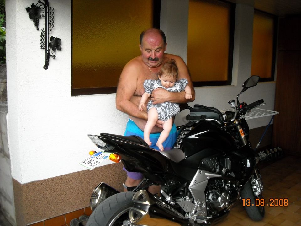 z dedijem Janezom občudujem stričev motor