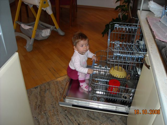 Mamici pomagam pospraviti posodo