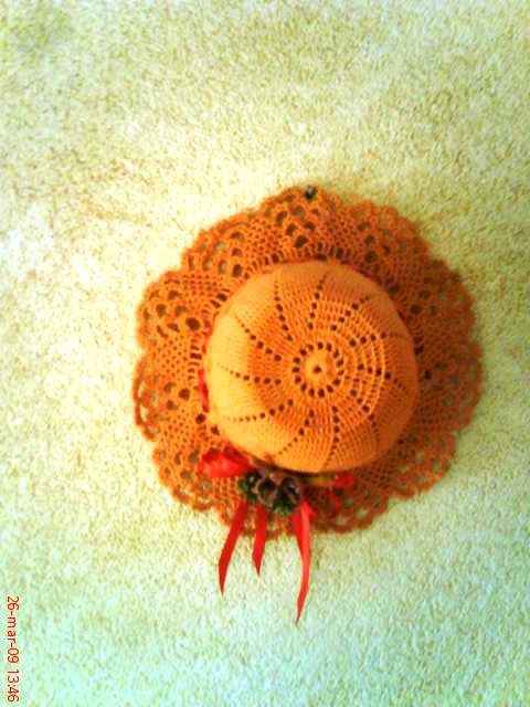 oranžni klobuk popestri steno