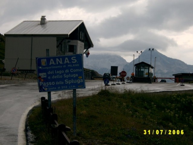 Splugenpass, v ozadju italijansko-švicarska meja