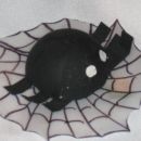 pajek iz polovice stiroporne kroglice, pobarvan z akrilno barvo, noge iz kartona, spodaj =