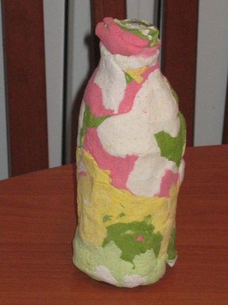 Steklenica, oblečena v slano testo, ki smo mu dodali barve za živila (narejeno v vrtcu na 