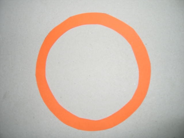 V isti barvi, kot je osnovni papir, sem izrezala krog in znotraj njega še enega manjšega. 