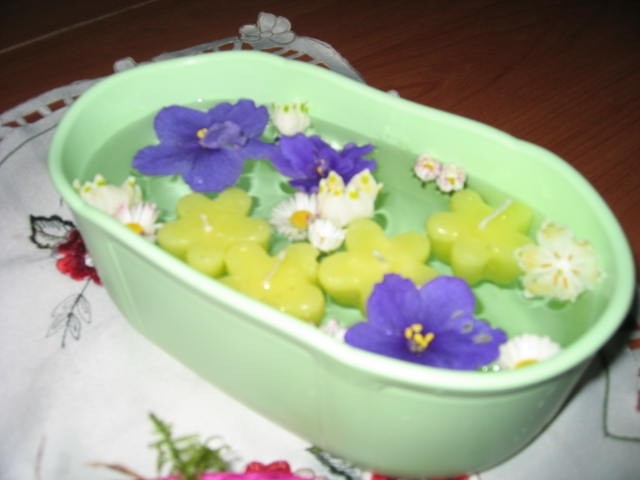 Plavajoči spomladanski cvetovi med svečkami