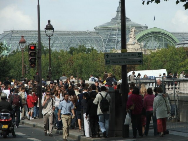 …panoramski ogled mesta…
...veliko ljudi ob prihodu papeža...