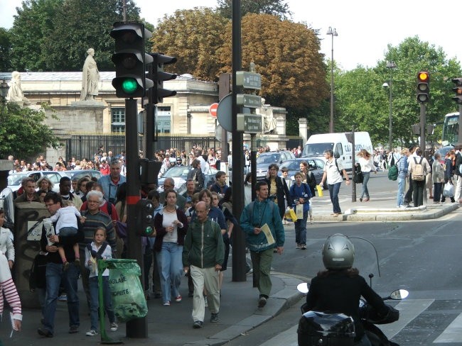 …panoramski ogled mesta…
...veliko ljudi ob prihodu papeža...