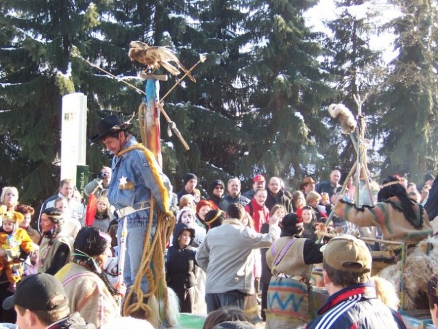 Pustna nedelja 2005_Ptujski karneval

Indijanci z ujetim kavbojcem