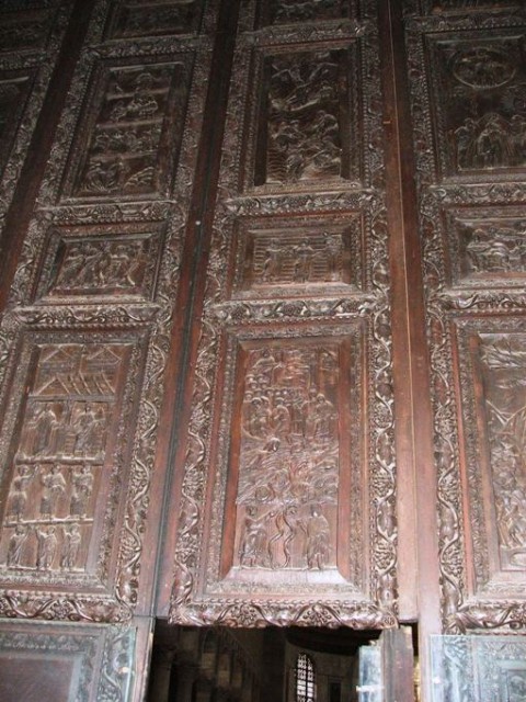 ...vrata iz 5. stoletja...narejena iz trdovratnega lesa - cedre.