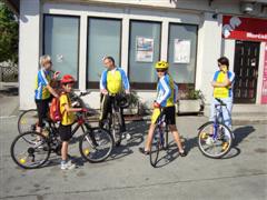 Družinsko kolesarjenje - foto povečava