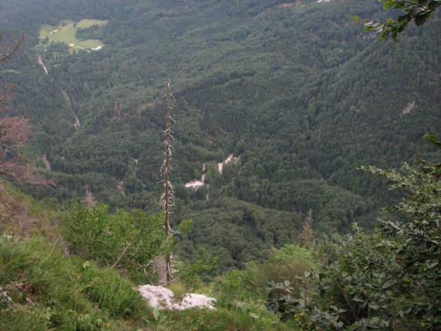 Pogled z vrha Komarče, na sredi parkirišče s prejšnje slike