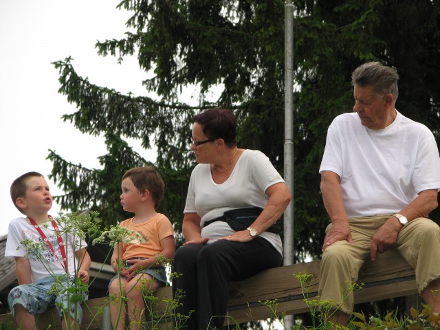 Debata na ograji :-) Matej, Nina, soseda Vanda in njen prijatelj Maks