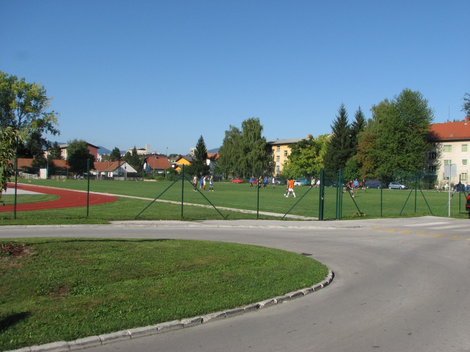 Nogometno igrišče pred šolo