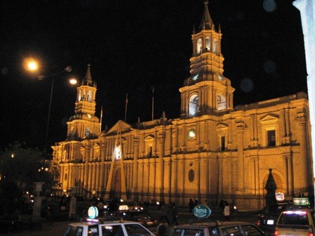 
Arequipa je lepo in prijetno mesto z bogatimi in lepimi cerkvami. Poslikave so delo doma