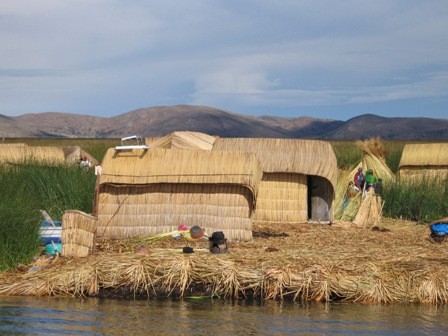 Posebnost so ljudje na jezeru Tikikaka, ki je na višini 3700 m,  živijo na plavajočem domo