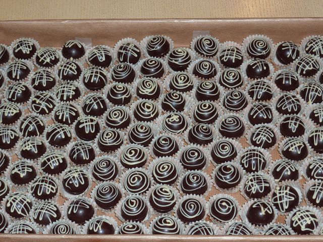 čokoladni bonboni polnjeni s teranovim likerjem in borovničevcem