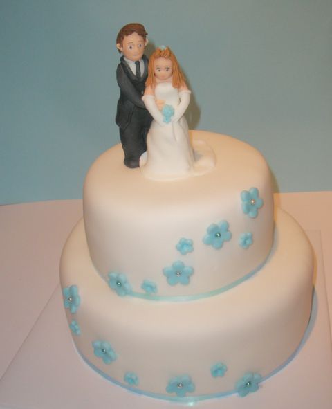 Poročna torta z ženinom in nevesto
