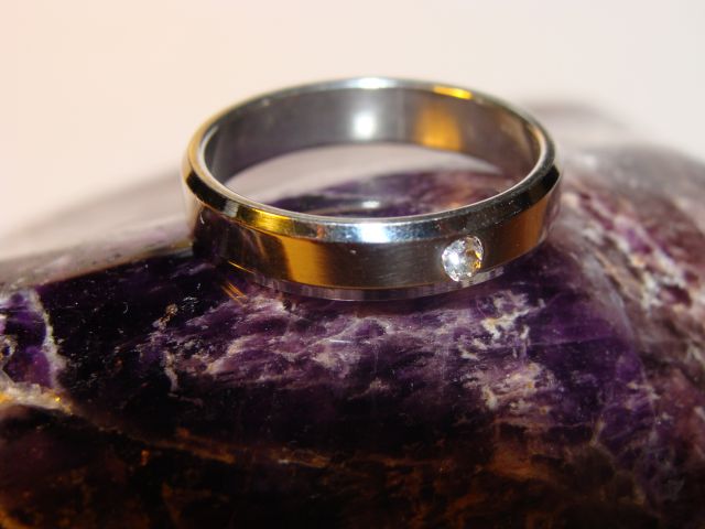 Preprost eleganten prstan z diamantkom, 5€