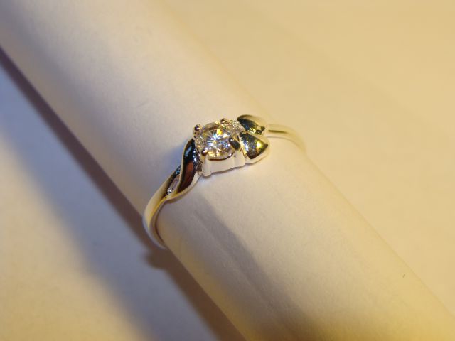 Eleganten prstan z diamantkom, 5€