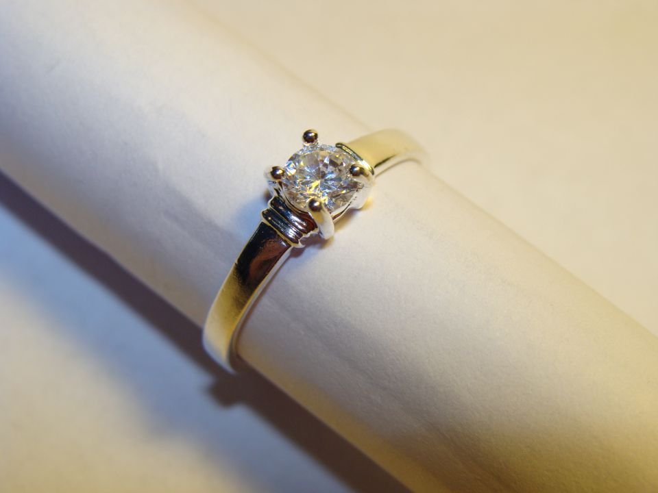 Eleganten prstan z diamantkom, 5€