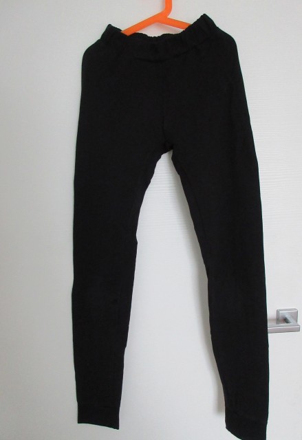 Trenerka črna, malo nošena, ozek kroj in dolge hlačnice, velikost XS