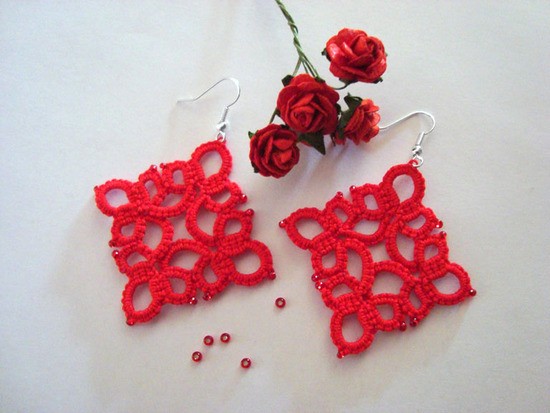 Lace romboidni uhančki s perlicami, čipka