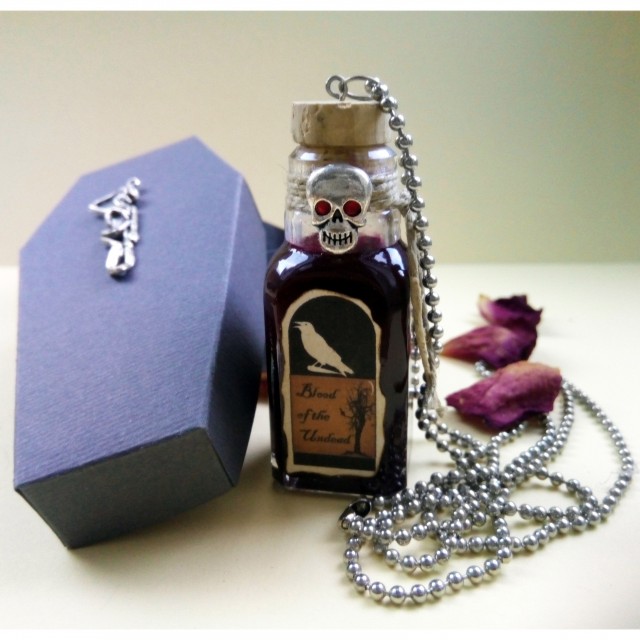 Verižica Steklenička -Blood of the Undead-