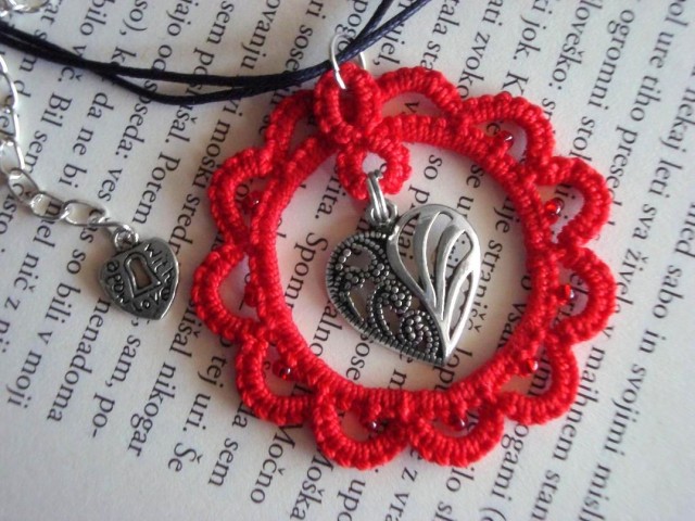 Lace ogrlica z obeskom srca v okroglem (b)