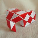 Sistemska sestavljanka Rubik's Snake, rdeče-bela (a)