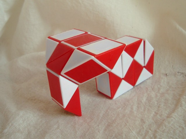 Sistemska sestavljanka Rubik's Snake, rdeče-bela (a)