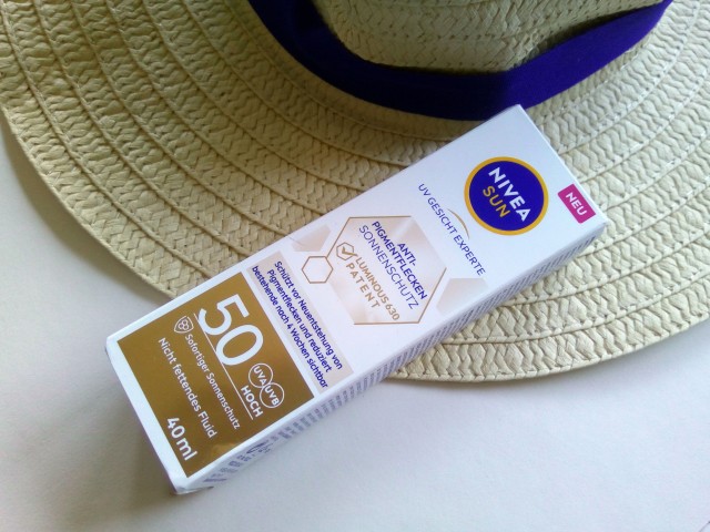 Nivea KREMA ZA ZAŠČITO OBRAZA LUMINOUS630 ANTI-SPOT ZF 50  + slamnik