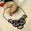 Lace črna verižica s perlicami in vrtnico (c)