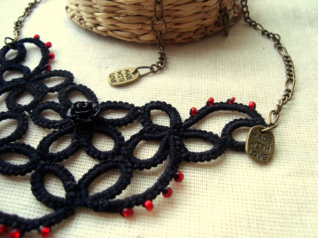 Lace črna verižica s perlicami in vrtnico (b)