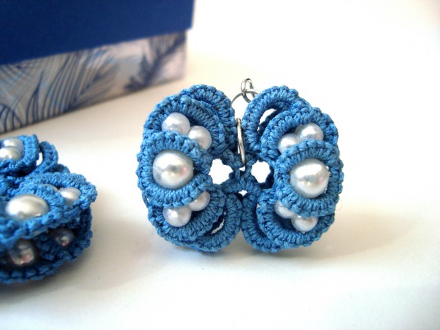 Lace svetlo modri uhančki s perlicami, čipka (b)