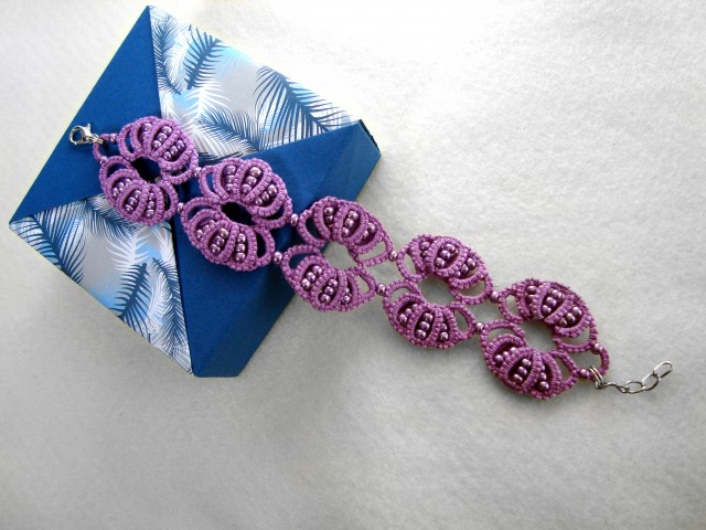 Lace vijolična zapestnica z bleščečimi perlicami (b)