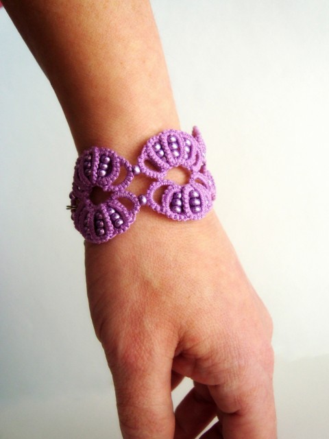 Lace vijolična zapestnica z bleščečimi perlicami (a)