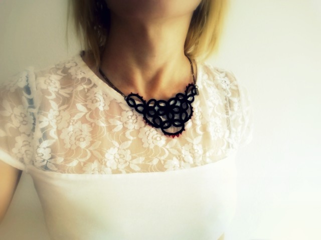 Lace črna verižica s perlicami in vrtnico (a)