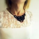 Lace črna verižica s perlicami in vrtnico (a)