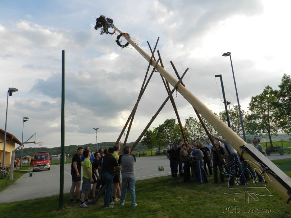 Postavljanje mlaja - foto povečava